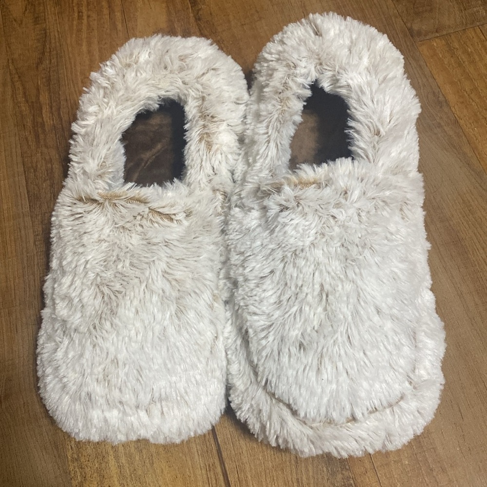 Warmies cream soft fluffy microwaveable slippers women’s size 6-10